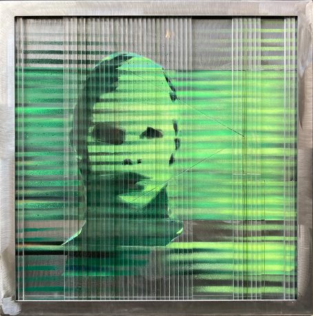 Beobachterin_1 64 x 64 cm, Stahl Beobachterin_1 64 x 64 cm, Metall, verschweißt, Acryllack, Acrylglas. Das Bild zeigt einen Frauenkopf bestehend aus grünen Streifen.